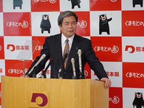 記者からの質問に答える蒲島知事の写真