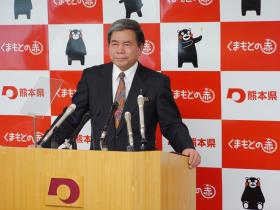 記者からの質問に答える蒲島知事の写真