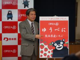 コメントする蒲島知事の写真