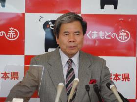 コメントする蒲島知事の写真