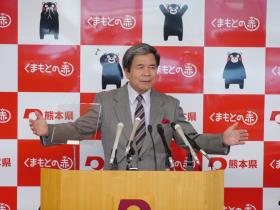記者からの質問に答える蒲島知事の写真