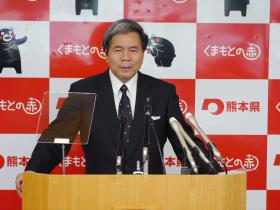 コメントする蒲島知事の写真