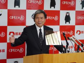記者からの質問に答える蒲島知事の写真