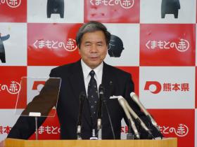 記者からの質問に答える蒲島知事の写真