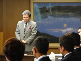 出品者へ激励の言葉を掛けられる蒲島知事の写真
