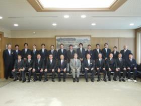 蒲島知事と出品者の集合写真