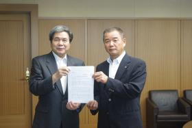 提言を持つ蒲島知事（左）と連合熊本の上田会長（右）の画像