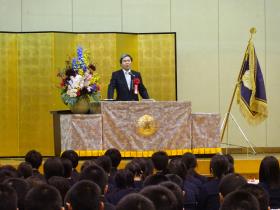 八代東高校卒業証書授与式で祝辞を述べる蒲島知事の写真