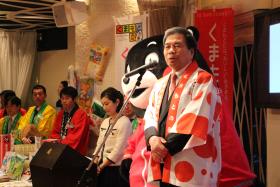 主催者あいさつをしている蒲島知事の写真