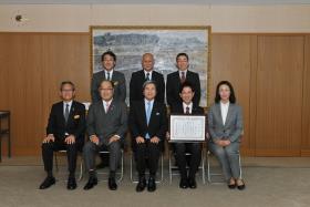 知事を表敬訪問した伊藤さん（前列右から2番目）の画像