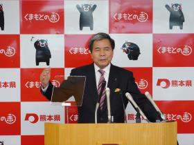 コメントする蒲島知事の写真