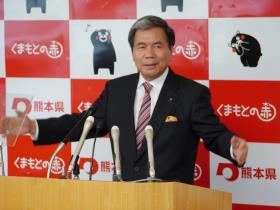 記者からの質問に答える蒲島知事の写真