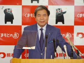 コメントする蒲島知事の写真
