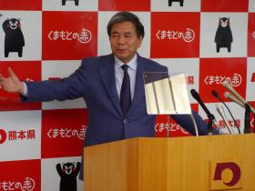 記者からの質問に答える蒲島知事の写真