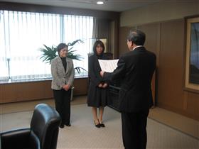 御下賜金伝達式にて宮内庁からの伝達書を渡す蒲島知事の写真