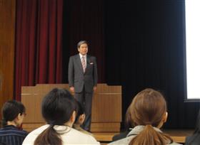 探訪ツアーで県政について説明する蒲島知事の写真