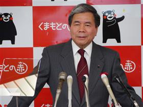 コメントする蒲島知事の写真