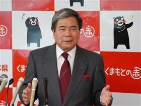 記者からの質問に答える蒲島知事の写真