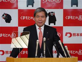 コメントする蒲島知事の写真