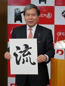 記者からの質問に答える蒲島知事の写真