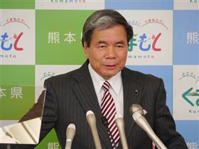 コメントする蒲島知事の写真