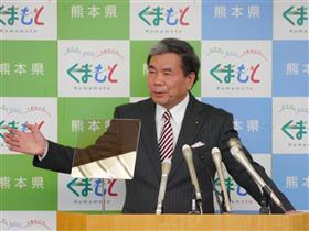 記者からの質問に答える蒲島知事の写真
