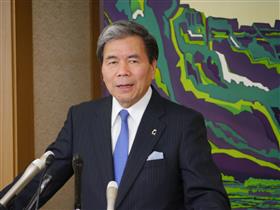 コメントする蒲島知事の写真