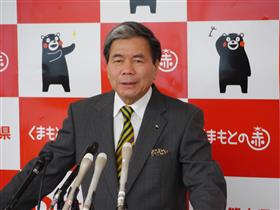 コメントする蒲島知事の写真