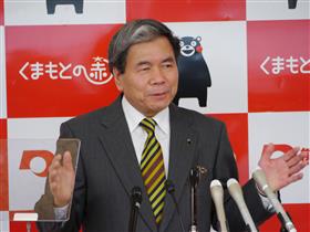 コメントする蒲島知事の写真