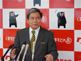 記者からの質問に答える蒲島知事の写真
