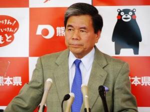 コメントする蒲島知事の写真