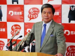 記者からの質問に答える蒲島知事の写真