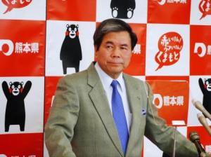 記者からの質問に答える蒲島知事の写真