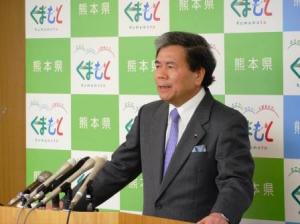 コメントする蒲島知事の写真