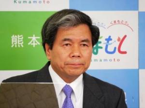 記者からの質問に答える蒲島知事の写真