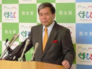 記者からの質問に答える蒲島知事の写真