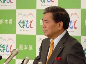 記者からの質問に答える蒲島知事の写真