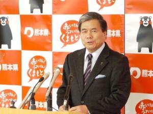 記者からの質問に答える蒲島知事の写真