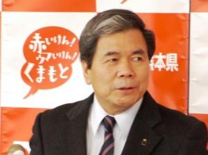 記者からの質問に答える蒲島知事の写真