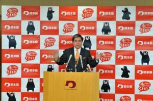 コメントする蒲島知事の写真
