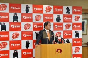 記者からの質問に答える蒲島知事の写真