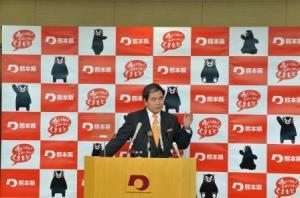 記者からの質問に答える蒲島知事の写真
