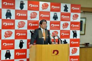 記者からの質問に答える蒲島知事の写真