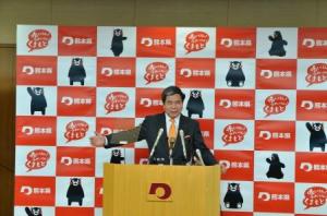 記者からの質問に答える蒲島知事の写真