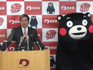 記者からの質問に答える蒲島知事の写真