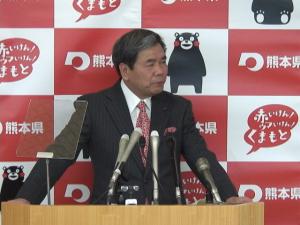記者からの質問に答える蒲島知事の写真