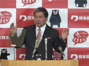 記者からの質問に答える蒲島知事の写真