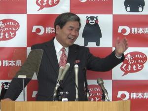 記者からの質問に答える蒲島知事の写真