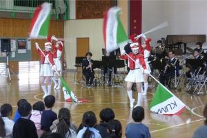 桜山小学校での演奏の写真