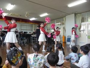 伊倉保育所での演奏の写真